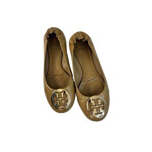Tory Burch Reva Tan Patent Ballet Flats 8.5 Gold Logo Chic Luxe Classic Spot